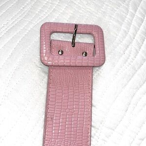 🩷🆕 NWOT Faux Snake Skin Pink Belt